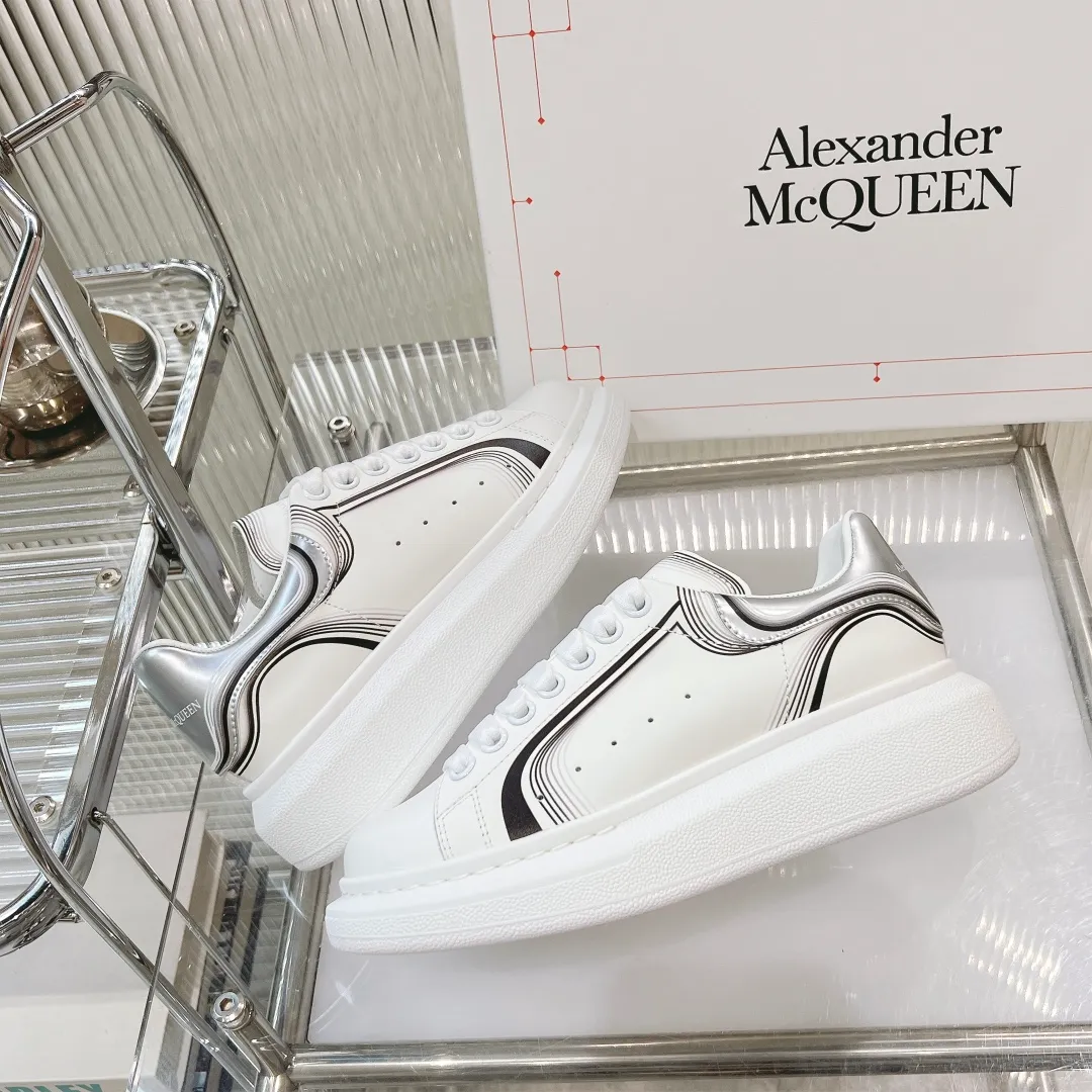 👟👟Ex-factory price 440👟👟 Men's size +10 (high version + 60 men's size plus 10) The latest addition to the counter is the top high-end version of Alexander McQueen·Alexander McQueen 2023 new wide sports shoes, white shoes and casual shoes👟New colors! The rear tail is really unique and pretty, I love it at first sight! 😍Top version! 👍🏻I won’t introduce too much about the style of this shoe. It will never go out of style year after year in spring, summer, autumn and winter. It is a super versatile style and has always been in hot demand. 🔸Upper: original custom-made latest silk cowhide 🔸Inner lining: cowhide foot pads + top-grade highly breathable mesh ����Outsole: the latest original open mold one-to-one precision mold PU vacuum outsole 🔸Female model 34-41 (customized at 34.40.41) 🔸Men's model 38-45 (customized at 38 45)